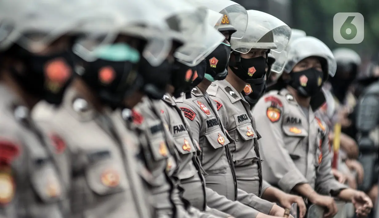 Aparat kepolisian berjaga di sekitar akses menuju Gedung DPR RI guna mengadang massa demonstrasi UU Cipta Kerja, Jakarta, Kamis (8/10/2020). Polri mengerahkan 2.500 personel BKO Brimob Nusantara untuk mengamankan unjuk rasa UU Cipta Kerja di Gedung DPR dan sekitarnya. (merdeka.com/Iqbal S. Nugroho)