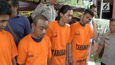 Empat oknum Organisasi Kemasyarakatan dan Karang Taruna kecamatan Bantar Gebang, dibekuk petugas Polsek Bantar Gebang, Bekasi, setelah melakukan pungutan liar terhadap ratusan supir truk.