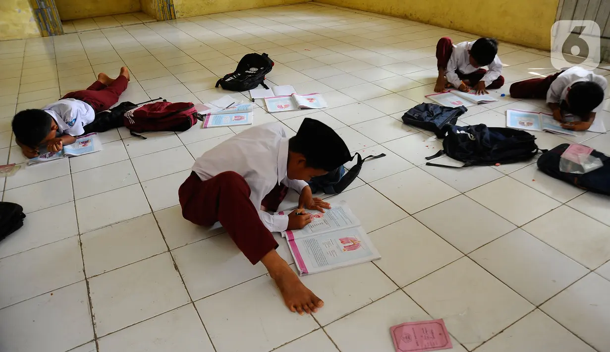Murid Kelas V belajar di mushola  Sukagalih, Kampung Benda, Desa Mekargalih, Kecamatan Cikalong Kulon, Cianjur Senin (29/8/2022). Akibat tiga ruangan kelas rusak berat dan terancam ambruk, sejumlah murid terpaksa belajar di halaman dan musholla sejak awal pembelajaran tatap muka Juli kemarin. (merdeka.com/Arie Basuki)