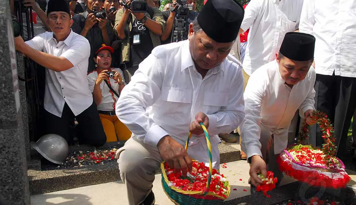 Bersama Anis Matta (Presiden PKS), Capres Prabowo Subianto menabur bunga disalah satu makam pahlawan di Taman Makam Pahlawan Kalibata, Jakarta, Selasa (20/5/2014). (Liputan6.com/Miftahul Hayat)