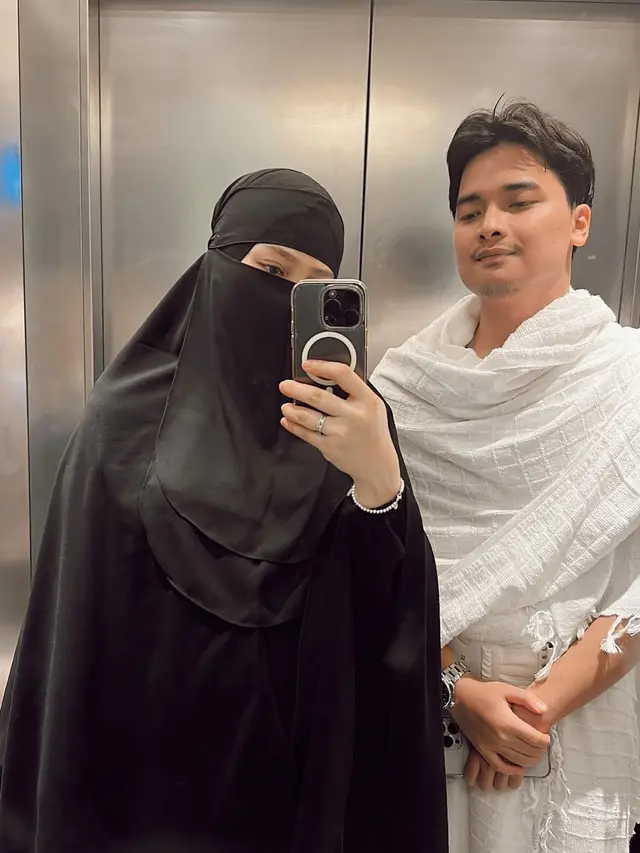 Alvin Faiz bersama Henny Rahman yang hamil tujuh bulan pergi ke Tanah Suci (foto: Instagram alvin_411)