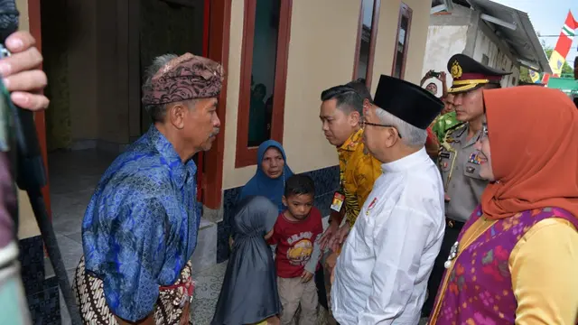 Wapres Ma'ruf Amin meninjau lokasi rekonstruksi bangunan pascagempa di Desa Gontoran Barat, Kota Mataram, NTB.