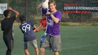 Charlie Crawford memberikan coaching clinic sepak bola untuk siswa-siswa sekaligus mempraktekkan kepada para pengajar sepak bola di Indonesia yang mengikuti pelatihan. (Liputan6.com/Huyogo Simbolon)