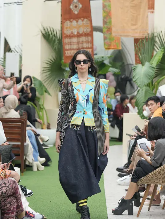 Mel Ahyar mengawali pagelaran dengan sebuah koleksi berjudul “Kawin Campur 2” untuk labelnya yang khusus didedikasikan untuk kebudayaan Nusantara, Mel Ahyar Archipelago.