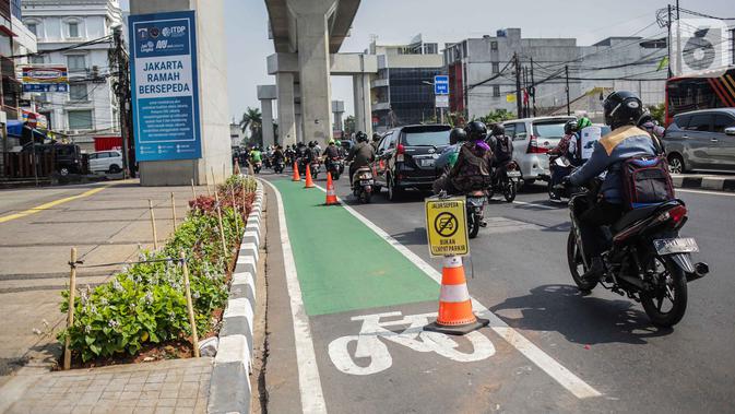 Kendaraan melintas di samping jalur khusus sepeda di Jalan Fatmawati Raya, Jakarta Selatan, Rabu (30/10/2019). Pemerintah Provinsi DKI Jakarta terpaksa menunda pembangunan jalur sepeda pada 2020 yang menelan biaya sebesar Rp73,7 miliar. (Liputan6.com/Faizal Fanani)