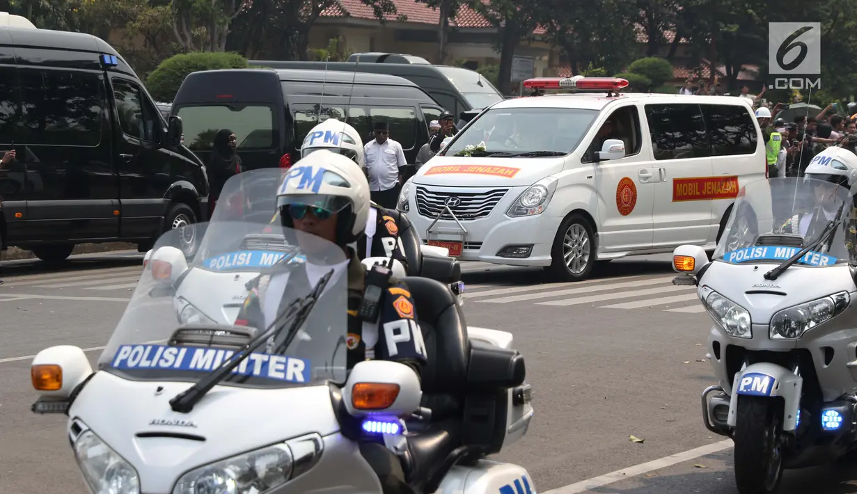 Kedatangan mobil jenazah pembawa Presiden ke-3 RI BJ Habibie di TMP Kalibata, Jakarta, Kamis (12/9/2019). Habibie dikebumikan bersebelahan dengan makam istri tercintanya, Ainun Habibie. (Liputan6.com/Helmi Fithriansyah)