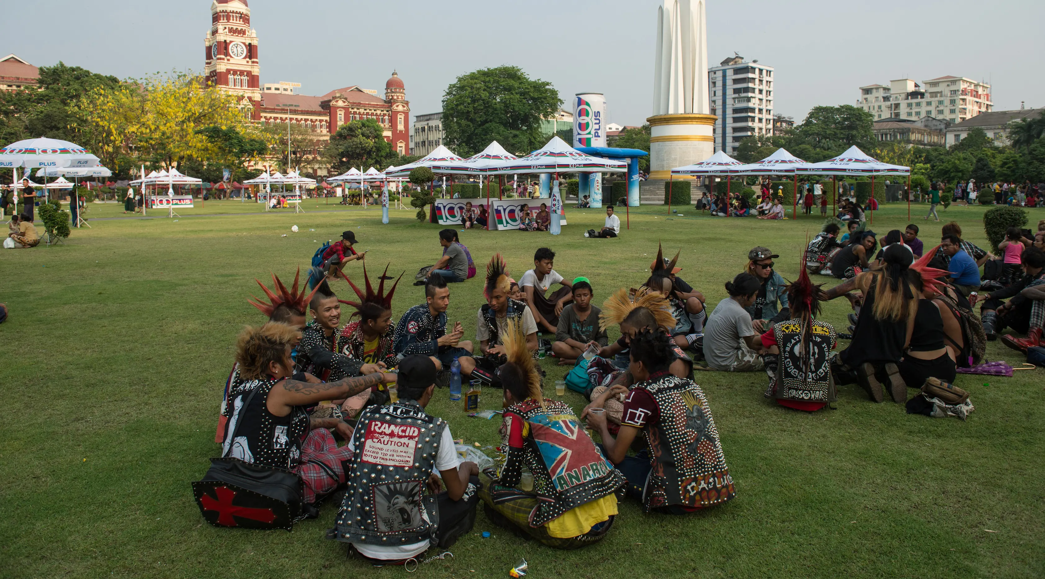 Sekelompok pemuda Myanmar mengenakan pakaian punk duduk di sebuah taman di Yangon (12/4). Masyarakat Myanmar merayakan Festival Thingyan atau festival air dari tanggal 12-16 April. (AFP Photo / Roberto Schmidt)