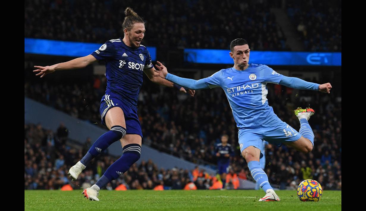 Dikenal karena passing dan dribbling yang cerdas serta tendangannya yang keras, Foden menambah koleksi golnya di musim 2020-21 dengan mencetak 16 gol dalam 50 penampilan. (AFP/Paul Ellis)