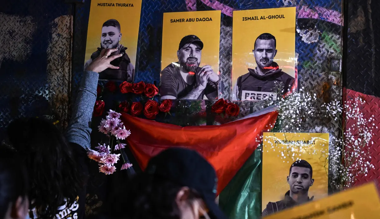 Di Mexico City pada 12 Agustus 2025 malam waktu setempat digelar penghormatan serta doa bersama bagi para jurnalis yang tewas di Jalur Gaza. (Yuri CORTEZ/AFP)