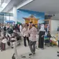 Penumpang Bandara Djalaludin Gorontalo diawasi ketat oleh anggota Polsek bandara (Arfandi Ibrahim/Liputan6.com)