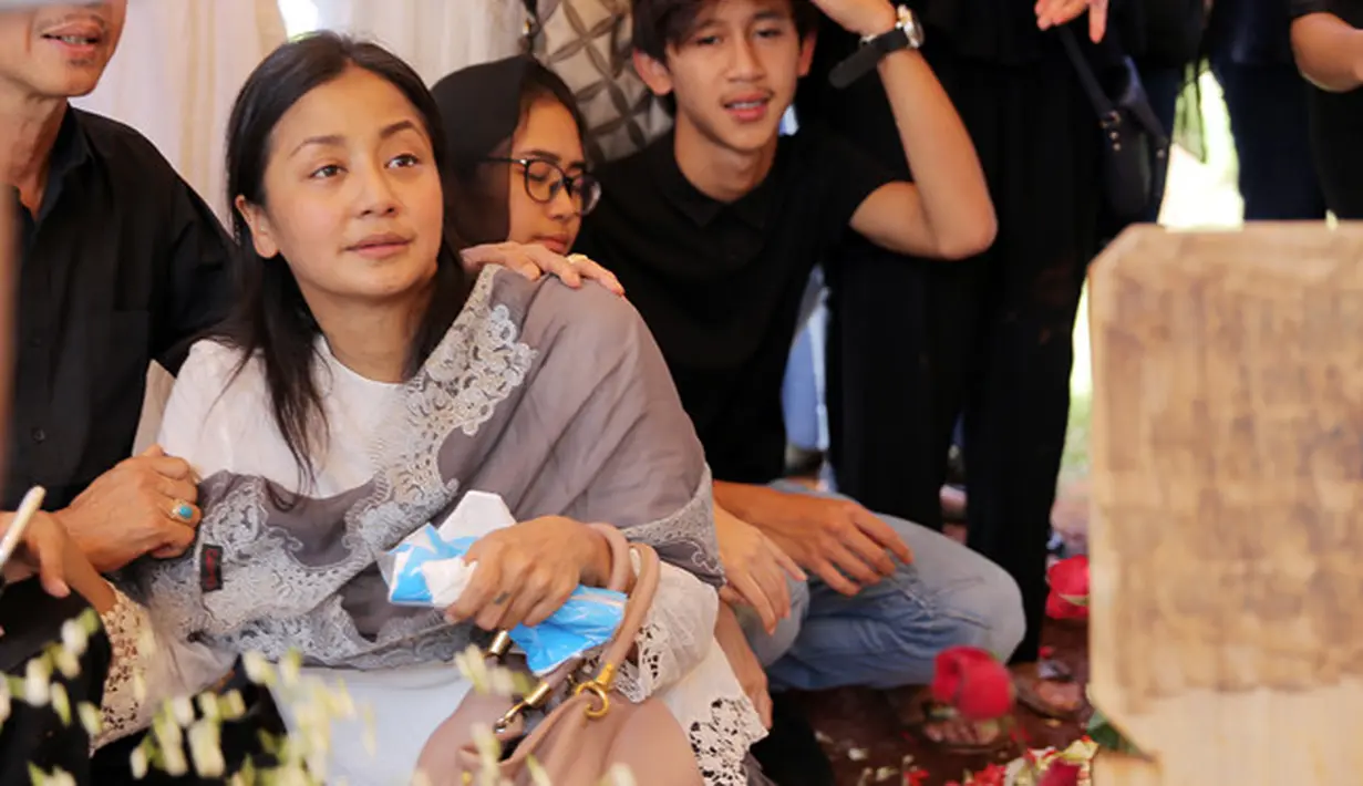 Frans menuturkan, selama ibu mertuanya dirawat karena penyakit paru-paru yang diderita, ia dan istrinya selalu menemani. (Deki Prayoga/Bintang.com)