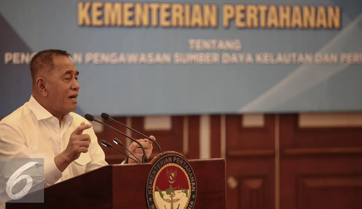 Menteri Pertahanan Ryamizard Ryacudu memberikan paparan saat penandatanganan naskah kesepakatan bersama di Jakarta, Selasa (10/5). Penandatangan tersebut untuk pengawasan sumber daya Kelautan dan perikanan. (Liputan6.com/Faizal Fanani)