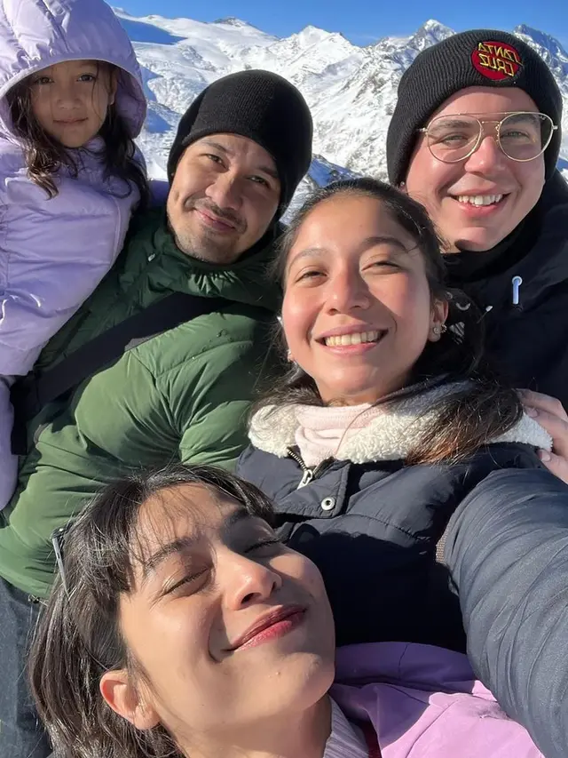 7 Potret Chicco Jerikho Ajak Istri dan Anak Liburan di Swiss, Penuh Bahagia