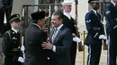 Kemitraan ini akan menjadi kerangka kerja untuk memajukan kerja sama pertahanan bilateral antara Amerika Serikat dan Indonesia. Tampak dalam foto, Menteri Urusan Perang Amerika Serikat, Pete Hegseth (ketiga kiri) menyambut kedatangan Menteri Pertahanan Republik Indonesia, Sjafrie Sjamsoeddin, sesaat sebelum upacara penghormatan di Pentagon, Arlington, Virginia, pada 13 April 2026. (Jim Watson/AFP)