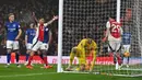 Pemain Arsenal, Kai Havertz (kanan) melakukan selebrasi setelah mencetak gol ke gawang Ipswich Town pada laga lanjutan Liga Inggris 2024/2025 di Emirates Stadium, London, Inggris, Sabtu (28/12/2024) WIB. (AFP/Glyn Kirk)