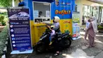 Warga mengambil dokumen kependudukan melalui layanan Drive Thru De Fast di halaman Kantor Pemkot Depok, Depok, Jawa Barat, Senin (26/9/2022). Dinas Kependudukan dan Pencatatan Sipil (Disdukcapil) Kota Depok meluncurkan pelayanan Drive Thru De Fast untuk pengambilan dokumen kependudukan bagi warga yang sudah daftar secara online. (merdeka.com/Arie Basuki)