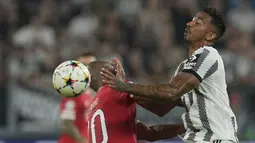 Bek Juventus Danilo berebut bola dengan gelandang Benfica Joao Mario dalam duel matchday 2 Grup H Liga Champions 2022/2023 di Allianz Stadium, Kamis (15/9/2022) dini hari WIB. Juventus dipermalukan tamunya Benfica dengan skor 1-2. (AP Photo/Antonio Calanni)