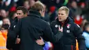 Pelatih Liverpool, Jurgen Klopp Berjabat tangan dengan pelatih Bournemouth, Bournemouth Eddie Howe dan asisten Jason Tindall usai pertandingan antara Liverpool melawan Bournemouth di Stadion Vitality, Inggris (4/12). (Reuters/Eddie Keogh)