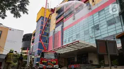 Sebanyak 45 unit mobi Dinas Penanggulangan Kebakaran dan Penyelamatan (Gulkarmat) Jakarta dikerahkan guna mencegah munculnya api baru di sisa kebakaran Glodok Plaza yang terjadi pada Rabu (15/1/2025) malam. (Liputan6.com/Angga Yuniar)
