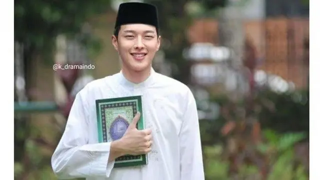 6 Editan Foto Aktor Korea Pakai Peci, Siap Sambut Ramadhan