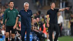 Pelatih Fenerbahce, Jose Mourinho (tengah) memberikan instruksi kepada pemainnya dalam laga leg kedua putaran ketiga kualifikasi Liga Champions 2025/2026 melawan Feyenoord di Fenerbahçe Sükrü Saracoglu Sport Complex, Istanbul, Turki, Selasa (12/08/2025) waktu setempat. (AFP/Ozan Kose)