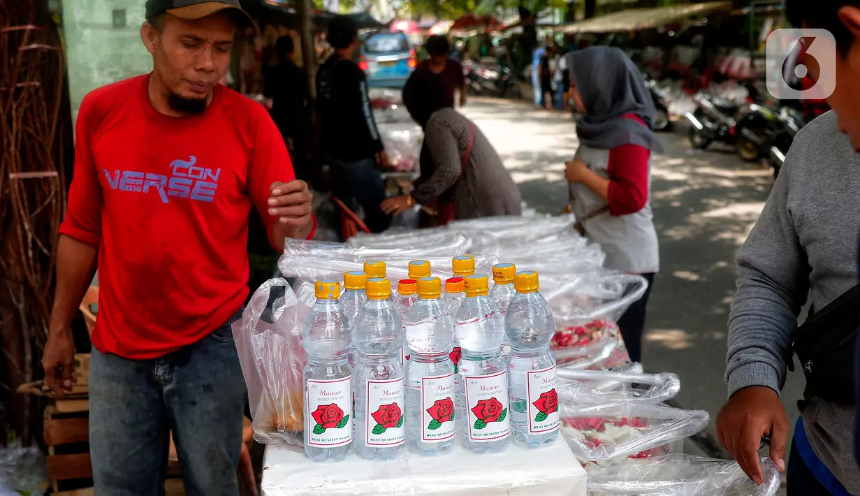 Pedagang menunggu pembeli bunga tabur di pasar bunga Rawa Belong, Jakarta, Jumat (17/3/2023). (Liputan6.com/Angga Yuniar)