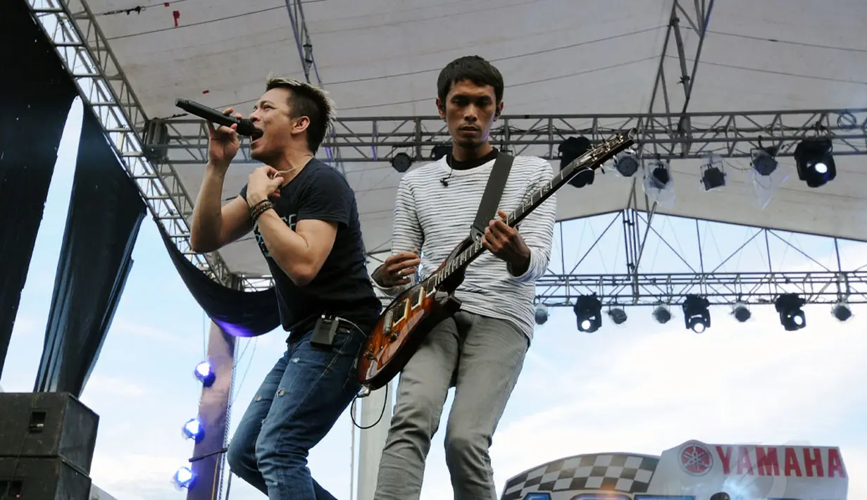 Bersama Lukman Hakim, vokalis band Noah, Ariel tampil memanaskan Sirkuit Sentul, Bogor, (7/12/2014) usai perhelatan Yamaha ASEAN Cup Race (YACR) ke-11. (Liputan6.com/Helmi Fithriansyah)