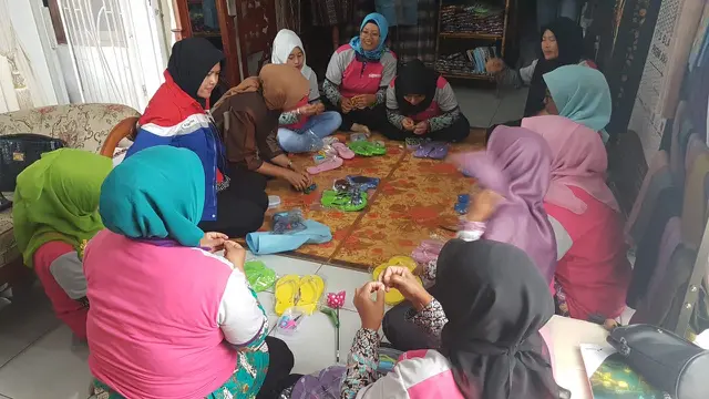 Para peserta pelatihan keterampilan kader binaan CSR Unit Karaha di PKBM An-Nur Ibun, Bandung