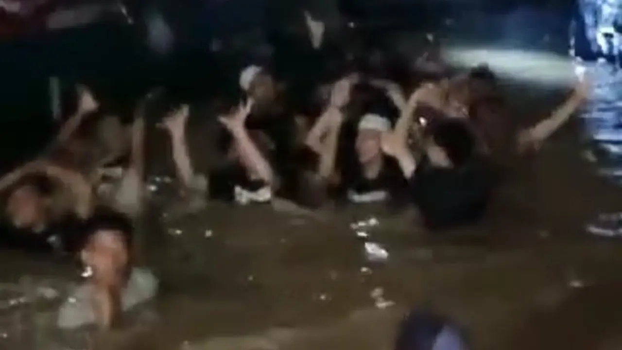 Tangkapan layar puluhan pemuda di Kampung Kramat, Desa Karang Baru, Cikarang Utara, Kabupaten Bekasi, bersholawat di tengah banjir (Istimewa)
