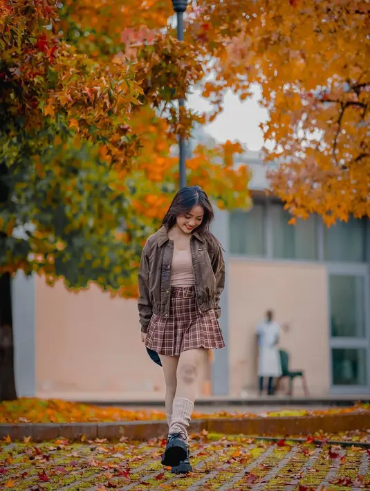 Japanese girl look dari Fuji. Ia tampil sangat manis dengan OOTD ini. Fuji mengenakan tank top cokelat, ditumpuknya dengan jaket washed denim yang juga bernuansa kecokelatan, dengan mini pleated skirt bermotif garis-garis cokelat, kaus kaki tinggi yang juga berwarna cokelat, dan sneakers hitam. [Foto: Instagram/fuji_an]