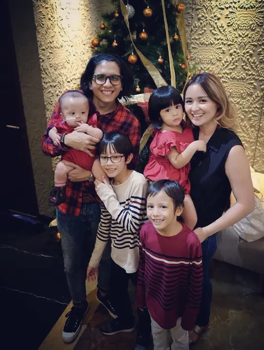 "Kita sampe jual mobil untuk Zio. Banyak hal yang kami korbankan juga sih. Beberapa tunggakan juga terjadi di keluarga kita. Tapi kita tetap happy untuk semua, kalau sampai harus jual rumah, akan kita jual," Raditya Oloan. (Instagram/joannaalexandra)