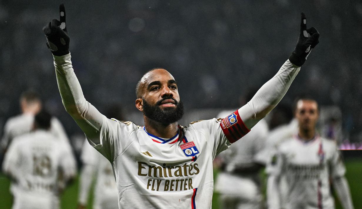 Kompetisi kasta tertinggi sepak bola Prancis, Ligue 1 telah menyelesaikan pekan ke-23 pada 24 Februari 2024 lalu. Berbagai catatan menarik telah tersaji dalam 23 pekan yang telah dilalui. Seperti catatan para pemain yang sukses mencetak hattrick bagi klubnya di Ligue 1 musim ini. Hingga pekan ke-23 tercatat ada 5 pemain yang sukses membuat hattrick di Ligue 1 2023/2024. Siapa saja mereka? Ini dia daftar lengkap kelimanya. (AFP/Olivier Cassignole)