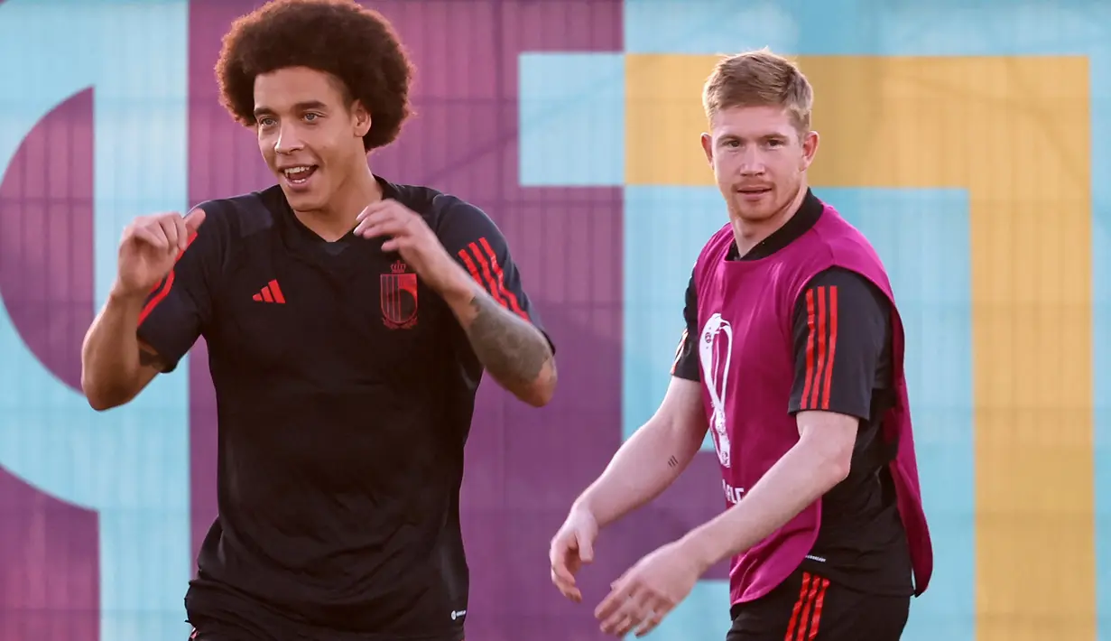 Gelandang Belgia Kevin De Bruyne (Kanan) bersama Axel Witsel mengikuti sesi latihan di Salwa Training Site di Pantai Salwa, Doha pada 30 November 2022. Kroasia berada di peringkat pertama klasemen Grup F dengan empat poin, sedangkan Maroko di posisi kedua dengan empat poin. Sementara itu Belgia ketat menempel di peringkat tiga dengan raihan poin. (AFP/Jack Guez)