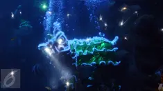Pemain barongsai beraksi di dalam kolam SeaWorld, Ancol, Jakarta, Sabtu (28/1). Atraksi barongsai ini untuk memeriahkan perayaan Tahun Baru Imlek 2568. (Liputan6.com/Helmi Fithriansyah)