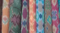 Tradisi kain tenun Palembang ditinggalkan generasi muda setempat, meski peluang pasarnya menjanjikan. (Liputan6.com/Nefri Inge)