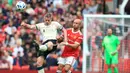 Dengan orang-orang seperti Jamie Charragher, Jaap Stam, dan Gary Neville di line-up, pertandingan itu berjalan dengan menarik. Kedua tim silih berganti saling menebar serangan ke gawang lawan. Namun, hingga babak pertama usai, skor kacamata masih menghiasi pertandingan. (AFP/Lindsey Parnaby)