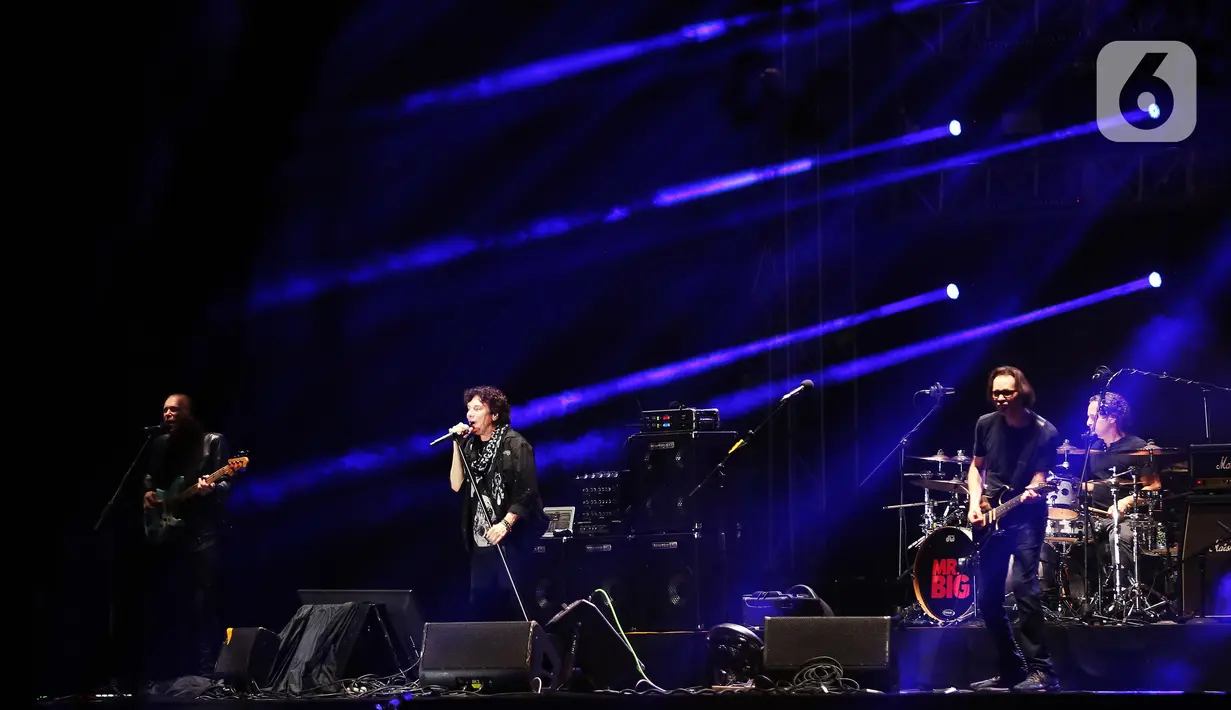 Euforia penonton pun terus menggebu ketika Eric Martin melantunkan Take Cover, Undertow, hingga Daddy, Brother, Lover, Little Boy. Band itu juga tak lupa menunjukkan identitasnya sebagai rocker seperti ketika Paul Gilbert melakukan drill dengan gitarnya. (Liputan6.com/Johan Tallo)
