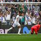 Striker Real Madrid Rodrygo Goes merayakan gol ke gawang Espanyol pada laga La Liga Spanyol di Estadio Santiago Bernabeu, Sabtu (30/4/2022). (AFP/Gabriel Bouys)