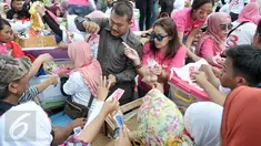 Sejumlah warga berdesakan membeli bahan pokok di pasar rakyat kawasan Cilandak, Jakarta Selatan, Senin (19/12). Pasar rakyat tersebut diadakan relawan pendukung cagub dan cawagub DKI Jakarta Anies Baswedan dan Sandiga Uno. (Liputan6.com/Yoppy Renato)