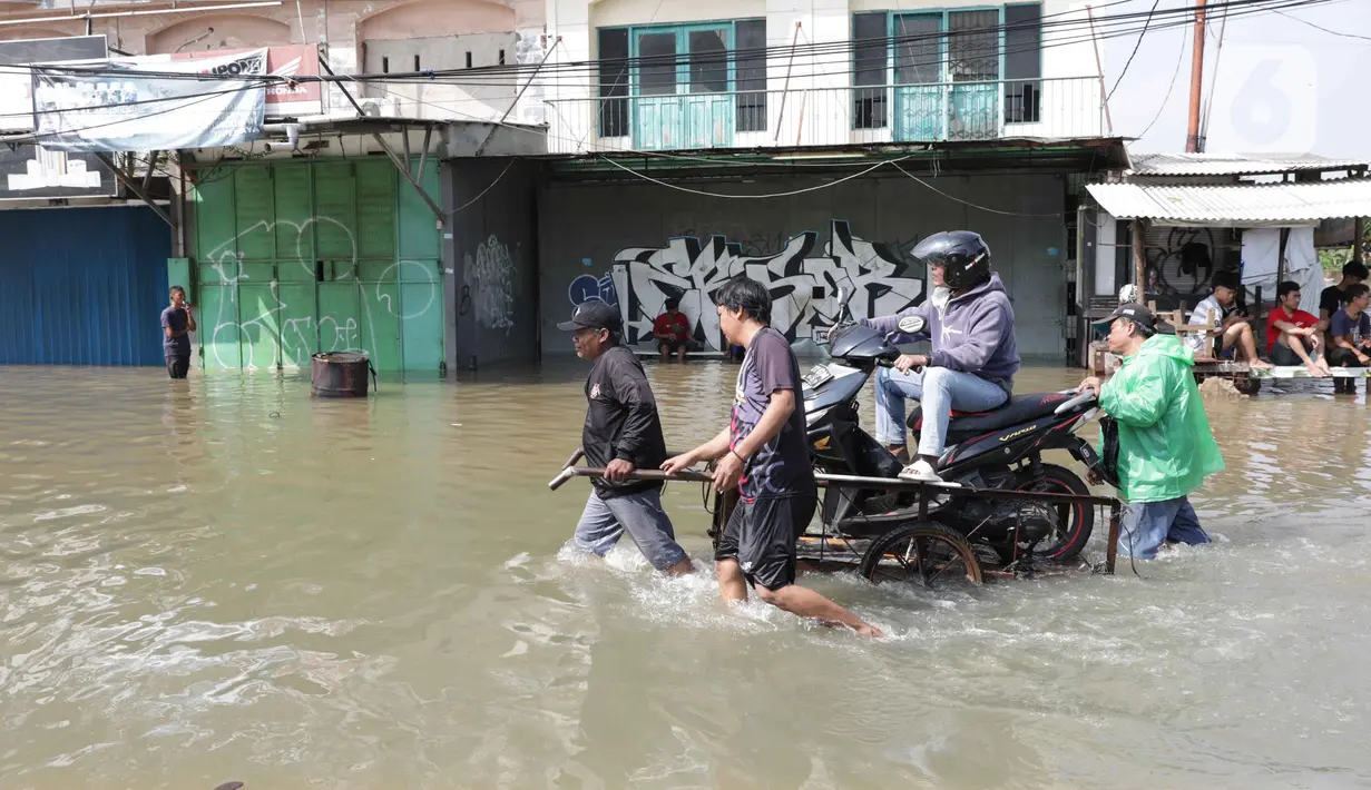 Ketinggian air menyebabkan kendaraan baik roda empat maupun roda dua tidak dapat melintas. (Liputan6.com/Angga Yuniar)
