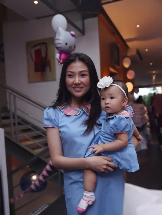 Saat ditemui di kawasan Kemang, Jakarta Selatan. Sarwendah Tan dan buah hati turut hadir meramaikan pesta ulang tahun anak Ayu Dewi. (Andy Masela/Bintang.com)