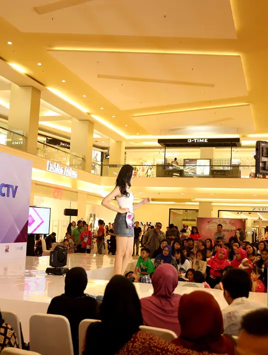 Audisi hari kedua Miss Celebrity Indonesia 2015 yang digelar di Mall Kota Kasablanka, Jakarta banyak mengundang perhatian pengunjung mall. (Andy Masela/Bintang.com)