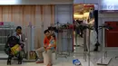 Pengunjung menunggu  di Gerai Matahari Mall di Taman Anggrek, Jakarta, Sabtu (25/11). Jelang ditutup permanen, Matahari Mall menggelar diskon besar-besaran, gerai Matahari di Taman Anggrek akan ditutup (3/12/2017). (liputan6.com/Angga Yuniar)