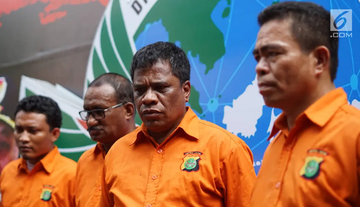 Tersangka kasus tindak pidana narkotika jenis sabu dihadirkan saat rilis di Polda Metro Jaya, Jakarta, Kamis (15/8/2019). Polisi menangkap tokoh pemuda Umar Kei beserta tiga orang lainnya. (Liputan6.com/Immanuel Antonius)