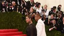 Menurut seorang sumber, Jay Z menyambut dengan bahagia atas anak kembar yang sedang dikandung istrinya saat ini. Tidak hanya itu, kabarnya juga Jay Z selalu berada di dekat Beyonce dan melakukan apapun yang diminta istrinya. (AFP/Bintang.com)