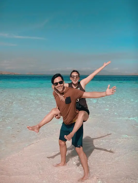 Tak hanya menaiki bukit dan pegunungan. Darius dan Donna Agnesia juga tak lupa menikmati pantai di Nusa Tenggara Timur tersebut. Bahkan pose keduanya juga terlihat mesra dan bahagia. (Liputan6.com/IG/@darius_sinathrya)