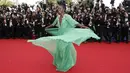 Betapa cantiknya bintang film '12 Years a Slave', Lupita Nyong'o saat berpose di red carpet Cannes Film Festival 2015, Prancis, Rabu (13/5). (AFP PHOTO/Valery HACHE)