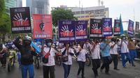 Buruh Surabaya menggelar demo di Balai Kota. (Dian Kurniawan/Liputan6.com)
