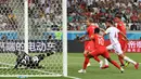 Proses terjadinya gol yang dicetak striker Inggris, Harry Kane, ke gawang Tunisia pada laga grup G Piala Dunia di Volgograd, Senin (18/6/2018). Gol ini tercipta pada menit ‘90+1 atau masa injury time. (AFP/Mark Ralston)
