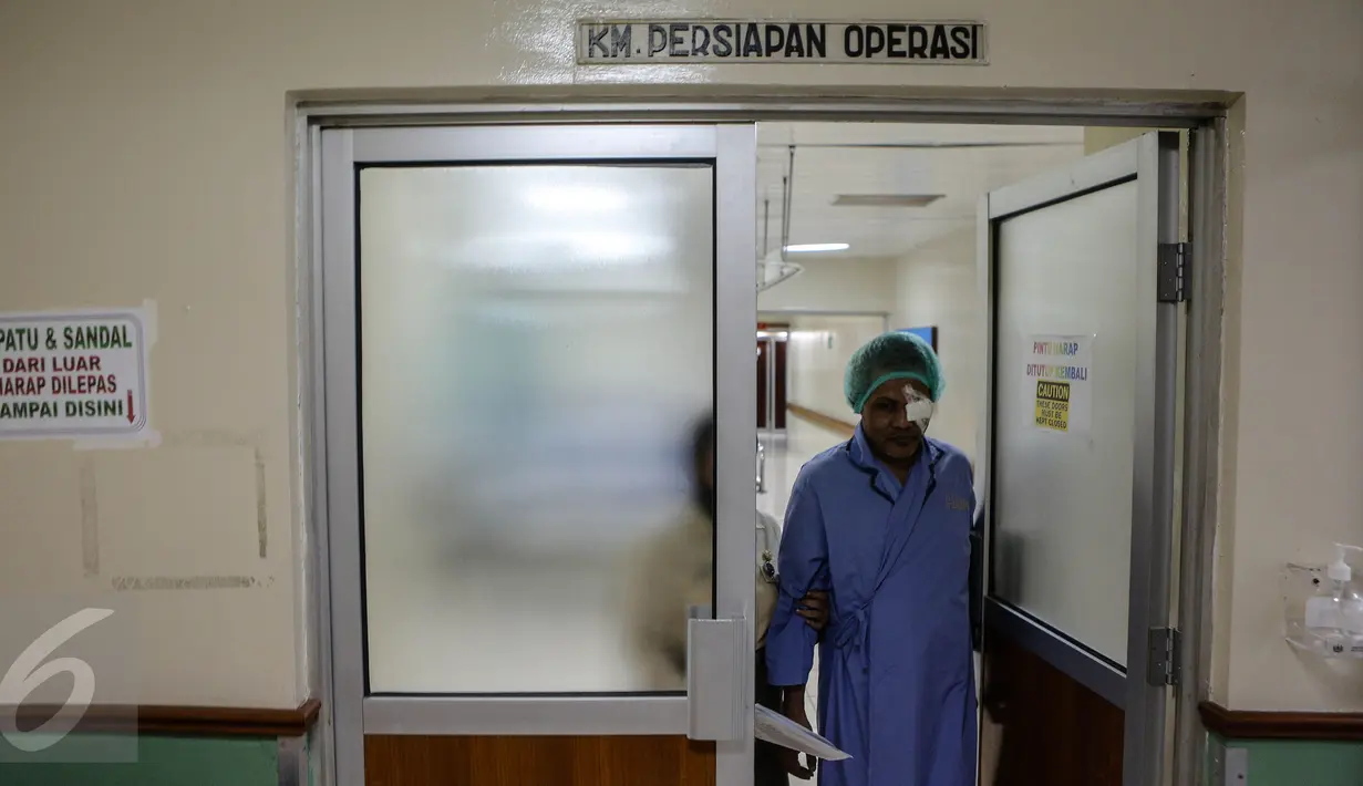 Seorang pasien keluar dari ruangan untuk melakukan penanganan selanjutnya di Rumah Sakit Pusat Angkatan Darat (RSPAD) Gatot Subroto, Rabu (29/7/2015). Seratus warga kurang mampu mengikuti pengobatan dan operasi katarak gratis.(Liputan6.com/Faizal Fanani)